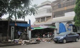 Rác dồn ứ gây ô nhiễm môi trường ở cổng chợ Đông Kinh