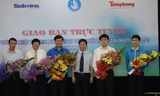Các vị khách mời tham dự buổi giao lưu và ông Trần Thanh Lâm - Phó TBT báo Tiền Phong (thứ ba từ phải sang)