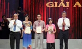 Trưởng Ban Tuyên giáo T.Ư Đinh Thế Huynh và Phó Thủ tướng Chính phủ Nguyễn Xuân Phúc trao giải cho các tác giả đoạt giải A. Ảnh: như ý
