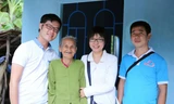 Minh Nhật (ngoài cùng bên trái) hạnh phúc trao căn nhà mới cho cụ Lê Thị Bảy
