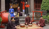 Các nghệ sĩ và diễn viên quần chúng miệt mài làm việc trong buổi ghi hình MV Tiễu trừ quân cướp biển Đông. Ảnh: N.M.Hà