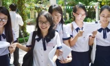  Thí sinh vui vẻ kết thúc kì thi tốt nghiệp THPT. Ảnh: Ngô Bình