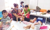 Bệnh nhi sởi nằm ghép tại BV Bệnh Nhiệt đới T.Ư. Ảnh: T.Hà 
