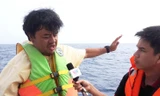 Nhà báo Toshihiro trả lời phóng viên Việt Nam trên tàu CSB 4033 những ngày qua tại khu vực giàn khoan 981 trái phép của Trung Quốc. Ảnh: Nguyễn Huy