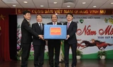 Phó Thủ tướng Nguyễn Xuân Phúc tặng quà Vietcombank