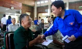 Anh Nguyễn Mạnh Dũng tặng quà cho thương binh điều trị tại Trung tâm điều dưỡng thương binh Thuận Thành. Ảnh: Trường Phong