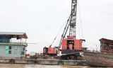 Cẩu và tàu hút cát hoành hành trên sông Hồng 