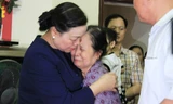 Bí thư T.Ư Đảng, Trưởng ban dân vận Hà Thị Khiết động viên mẹ liệt sĩ Nguyễn Ngọc Thắng