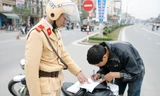 CSGT lập biên bản xử phạt chủ phương tiện vi phạm luật giao thông đường bộ ở Hà Nội. Ảnh: Hồng Vĩnh