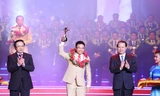 Phó Thủ tướng Vũ Văn Ninh và Trưởng ban Đối ngoại T.Ư Hoàng Bình Quân trao giải thưởng Sao Đỏ cho anh Nguyễn Văn Thắng, Chủ tịch HĐQT Ngân hàng TMCP Công thương Việt Nam. Ảnh: Bảo Anh