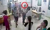 Đối tượng đánh bác sỹ (Ảnh cắt từ Clip)