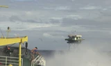 Nhà giàn DK1 trong bão tố. Ảnh: TC
