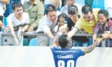 CĐV Quảng Ninh chia vui với cầu thủ nhà mà không ngờ rằng họ đang chứng kiến màn kịch của một nhóm cầu thủ đội khách Đồng Nai. Ảnh: VSI