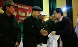 Tổng biên tập báo Tiền Phong Lê Xuân Sơn tặng quà cho các thương, bệnh binh tại Trung tâm Điều dưỡng Thương binh Kim Bảng (Hà Nam). ẢNH: Trường Phong