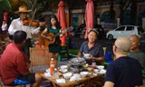 Anh Minh, chị My đến tận bàn chơi đàn khi được yêu cầu. Ảnh: N.B