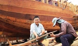 Anh Xô Việt bên con tàu “khủng” đang hoàn thiện của mình. Ảnh: Nguyễn Huy