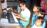 Tự học, tự mày mò, Blúp Âu không chỉ đàn ghita giỏi mà còn chơi Organ hay, phục vụ dân làng nơi vùng biên cương