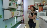 Người tiêu dùng đang lựa chọn các loại điều hòa tiết kiệm điện cho mùa hè. Ảnh: Quỳnh Nga