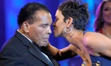 Halle Berry “knock-out” huyền thoại Muhammad Ali