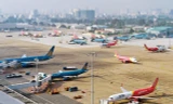 Chính phủ thống nhất giữ giá trần vé máy bay và sách giáo khoa 