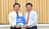 Chủ tịch UBND TPHCM Nguyễn Thành Phong trao quyết định và chúc mừng đồng chí Nguyễn Hữu Tín. Ảnh CP 