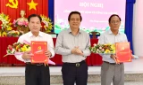 Bí thư Tỉnh ủy Long An Phạm Văn Rạnh trao quyết định cho cán bộ. Ảnh chinhphu.vn