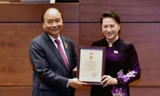 Chủ tịch Quốc hội Nguyễn Thị Kim Ngân trao Kỷ niệm chương tặng Thủ tướng Chính phủ Nguyễn Xuân Phúc. Ảnh ĐBND 