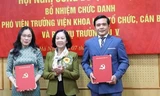 Bà Trương Thị Mai trao quyết định bổ nhiệm cho ông Nguyễn Trọng Hòa, bà Tăng Thị Thanh Thủy. Ảnh VGP 