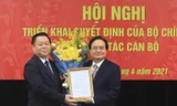 Trưởng Ban Tuyên giáo Trung ương Nguyễn Trọng Nghĩa trao quyết định cho ông Phùng Xuân Nhạ 