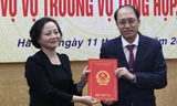 Bộ trưởng Nội vụ Phạm Thị Thanh Trà trao quyết định bổ nhiệm chức danh Vụ trưởng Vụ Tổng hợp cho ông Nguyễn Văn Thủy
