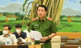 Thứ trưởng Bộ Công an Lê Quốc Hùng báo cáo tại phiên họp