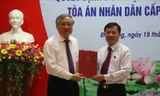 Chánh án Tòa án nhân dân tối cao Nguyễn Hòa Bình trao quyết định cho đồng chí Nguyễn Văn Dũng. Ảnh chinhphu.vn