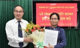 Bí thư Thành ủy TPHCM Nguyễn Thiện Nhân trao quyết định cho bà Lê Thị Thanh Thúy