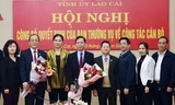 Phó Bí thư Thường trực Tỉnh ủy Lào Cai trao quyết định về công tác cán bộ.