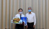 TPHCM trao quyết định cho ông Phan Trường Sơn. Ảnh: Thanhuytphcm.vn 
