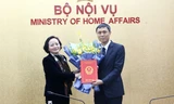 Bộ trưởng Nội vụ Phạm Thị Thanh Trà trao quyết định cho tân Vụ trưởng Vụ Tổ chức - Biên chế Vũ Hải Nam