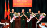 Thượng tướng Đỗ Căn trao quyết định và chúc mừng các cán bộ được bổ nhiệm chức vụ mới. Ảnh: VGP 
