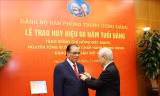 Tổng Bí thư Nguyễn Phú Trọng trao Huy hiệu 60 năm tuổi Đảng cho nguyên Tổng Bí thư Nông Đức Mạnh