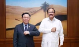 Chủ tịch Quốc hội Vương Đình Huệ và Phó Tổng thống kiêm Chủ tịch Thượng viện Ấn Độ Venkaiah Naidu. Ảnh Doãn Tấn