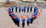 Giới trẻ Đắk Lắk xếp hình trái tim, lan tỏa niềm tự hào dân tộc
