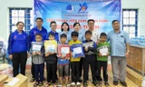 Tuổi trẻ Đắk Lắk trao tặng quà cho học sinh, người dân khó khăn