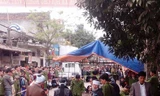 Rất đông người dân đến theo dõi công tác khám nghiệm hiện trường, điều tra vụ việc