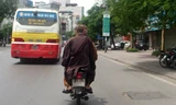 Hai người mặc áo nhà sư đầu trần vi vu xe máy