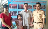 Gia đình chị Khuyến cảm ơn các chiến sĩ CSGT đội 1 đã giúp tìm được cháu Chi