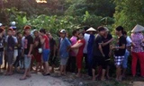 Người dân tới xem cơ quan chức năng khám nghiệm, điều tra vụ án. Ảnh: CTV