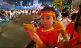 Cổ động viên nhí theo cha mẹ xuống đường mừng chiến thắng 