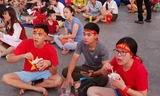 Cổ động viên Sài Gòn ăn mỳ gói cổ vũ đội tuyển Việt Nam