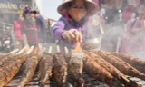 Người Sài Gòn đổ xô mua cá lóc nướng ngày vía Thần Tài