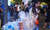 Xem pháo hoa xong, nhiều người vô tư vứt rác trên phố Nguyễn Huệ