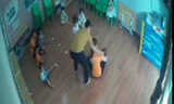 Phụ huynh xông vào lớp học đánh trẻ 2 tuổi.